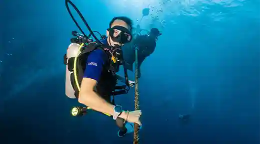 PADI Open Water Course Training Dive in Koh Tao Beginner diver holding a descent line during the PADI Open Water Course in Koh Tao