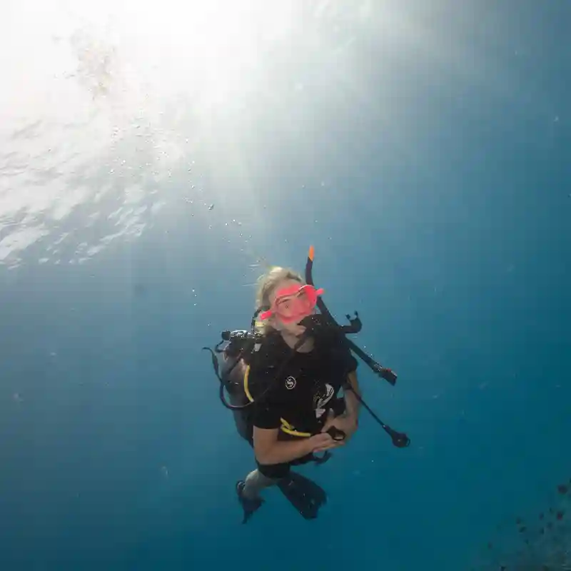 Fun Dive Clear Water Koh Tao | Flow Divers Certified diver enjoying a fun dive in clear blue water in Koh Tao