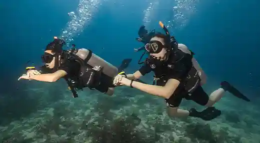 Supported PADI Scuba Diver Ocean Training in Koh Tao Instructor supporting a student during PADI Scuba Diver Course ocean training in Koh Tao