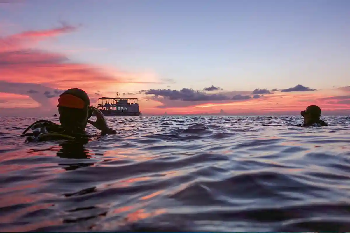 PADI Specialty Courses Koh Tao | Flow Divers Divers at the surface during a sunset dive in Koh Tao