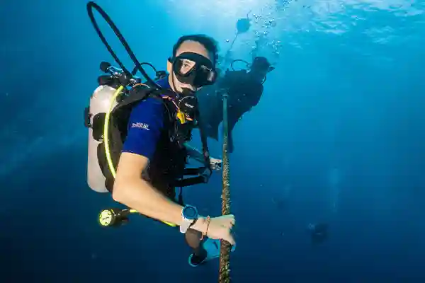 Scuba Skills Review Ocean Dive Koh Tao | Flow Divers Diver descending on a line during a Scuba Skills Review ocean dive in Koh Tao