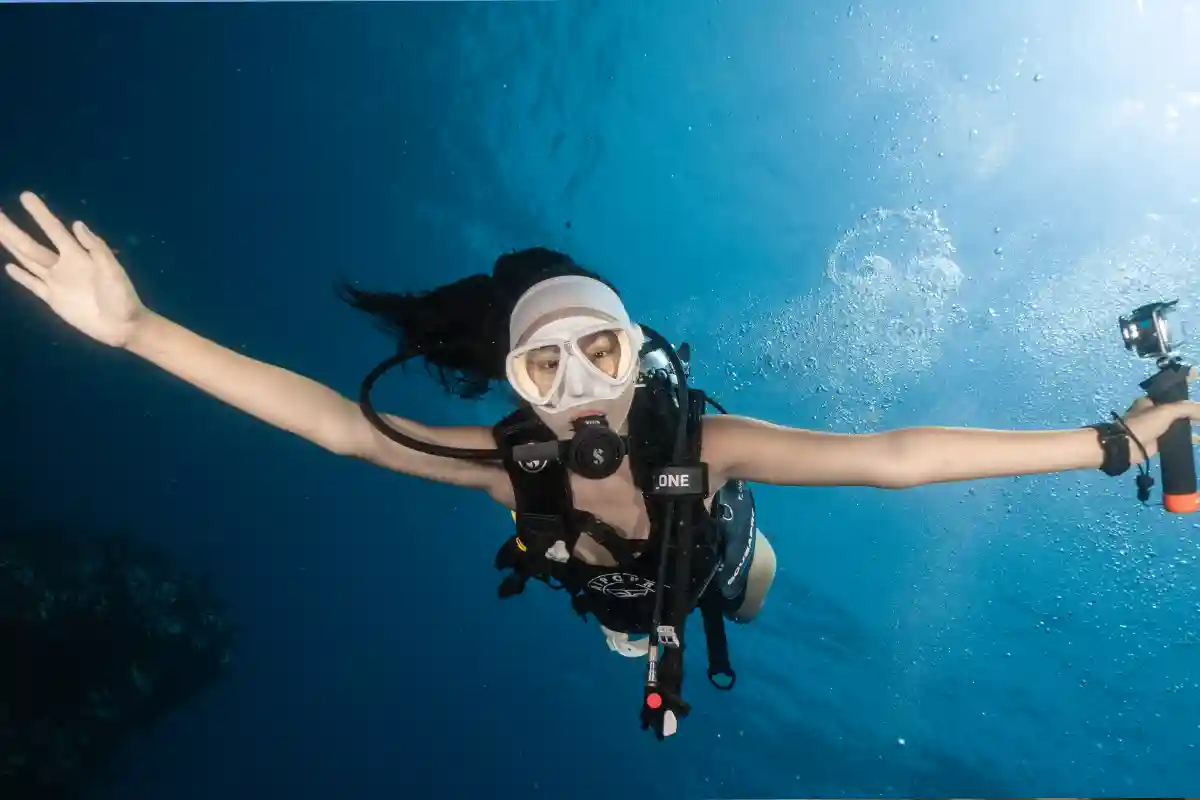 Underwater Photo and Video Service Koh Tao | Flow Divers Diver holding an action camera underwater in Koh Tao